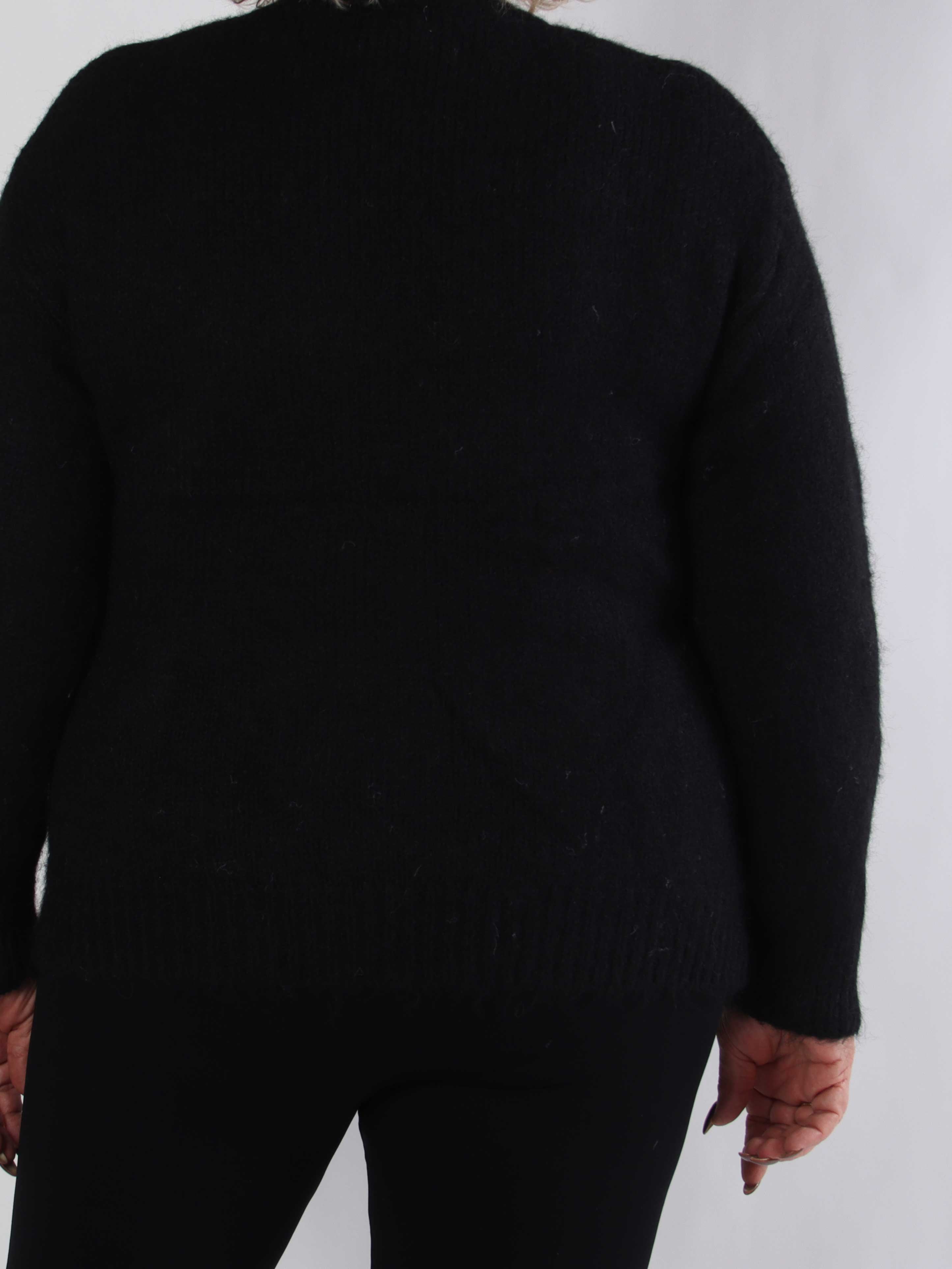 Adira - Blød plus size strik med grafisk logo